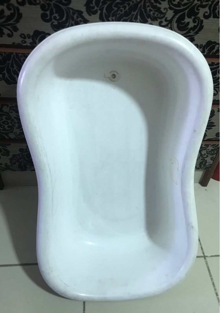 Plastic Bathtub/Palanggana (Category: Bathtub & Bath Accessories) located in Quezon City. Submitted by 79moving (Listing ID 1356984736, Image 1). Description: Multi purpose palanggana Makapal no cracks Signs of usage Needs cleaning Declutter.