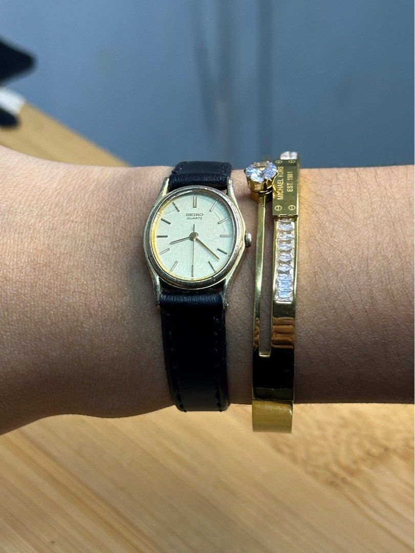 Seiko Oval Quartz (Category: Women's Watches) located in Manila. Submitted by kallisto.timepiece (Listing ID 1352391312, Image 3). Description: Seiko Oval Quartz Brand new batteries Gold plated case Selling for only 950 PHP Mode of Payment: Gcash Bank Transfer 🚚 Same day delivery via Courier (Metro Manila only) 🚚 1-5 days via Courier (outside metro manila) 🤝 Meet up: LRT2 Stations (Weekends only) Please note that imperfections are common due t