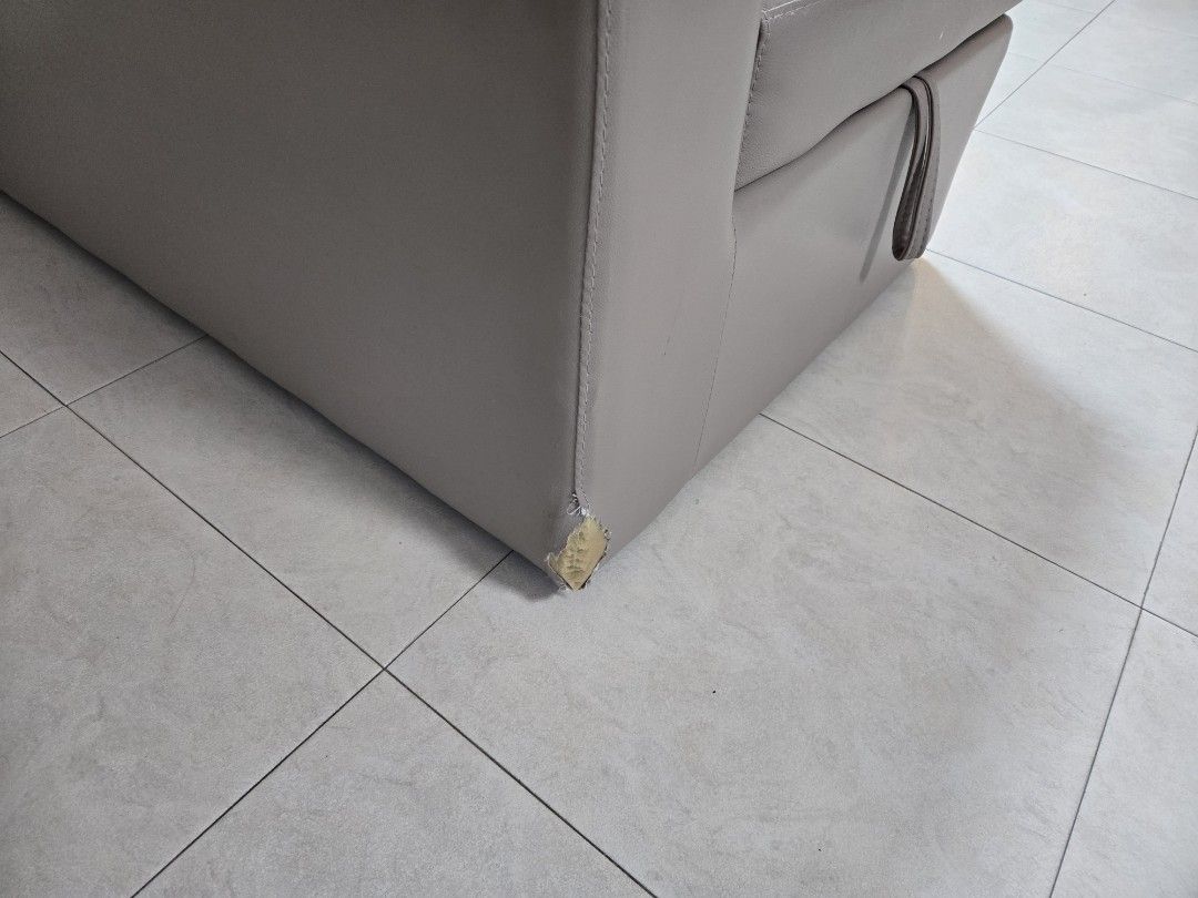 Sofa （分類：梳化）位於 Hong Kong。 由 sheklun92 提交（商品編號 1356846727，圖片 3）。簡介： 免費送出 旁邊被寵物整穿左 不影響使用 冇人要兩日後就拋棄。