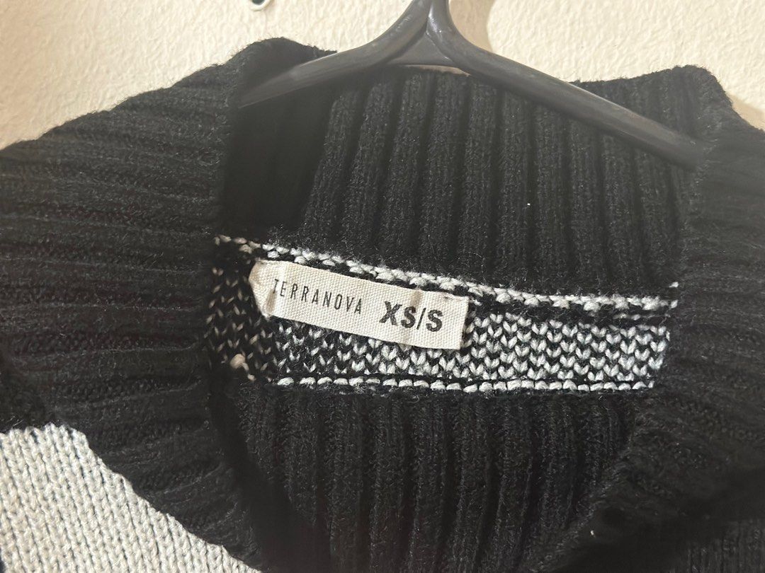 oversized cropped sweater black and white checkered (Category: Longsleeves) located in Mandaluyong City. Submitted by krissshop (Listing ID 1356927602, Image 2). Description: high quality and good as new unique and trendy very cute when worn .