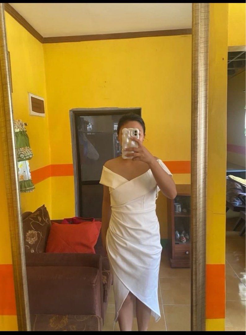 White Off Shoulder Formal Dress (Category: Dresses) located in San Rafael. Submitted by peanaughty (Listing ID 1356915900, Image 2). Description: - condition: 10/10 - rfs: doesn’t fit .