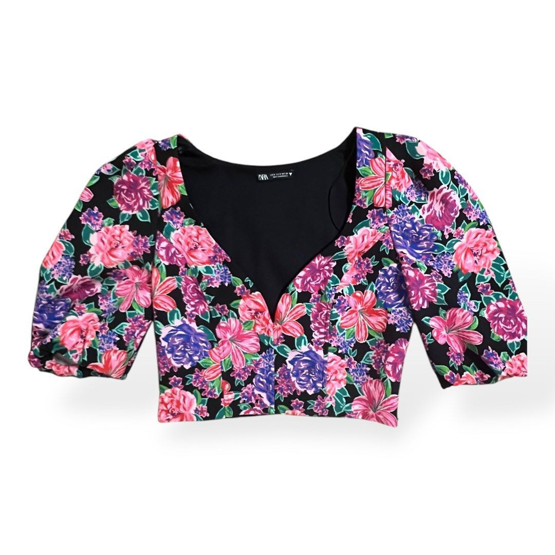 Zara Floral Puff Sleeves Top (Category: Blouses) located in Makati City. Submitted by aljacinto (Listing ID 1356878631, Image 2). Description: Brand: Zara Details: Effortlessly chic and versatile, the Zara Floral Puff Sleeve Top transitions seamlessly from day to night. Its delicate floral print and dramatic puff sleeves add a touch of elegance, making it the perfect statement piece for any occasion. Whether you’re brunching with friends or headi
