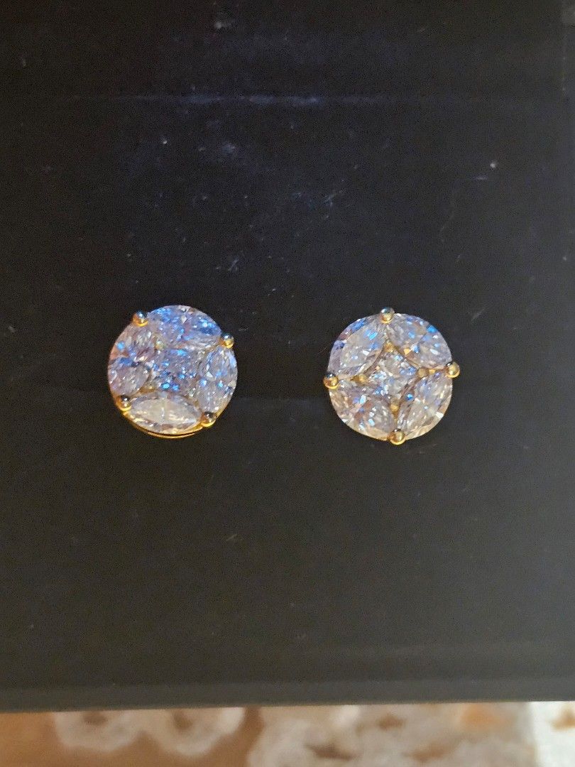 6ct face illusion earrings (3ctw lab-grown) (Category: Earrings) located in Quezon City. Submitted by jaygee (Listing ID 1357071804, Image 2). Description: Approx 6ct face illusion earrings Approx 12mm face 8 pcs Marquise cut .30ct 2 pcs Princess cut .30ct 3ctw lab-grown diamonds Set in 14k yellow gold.