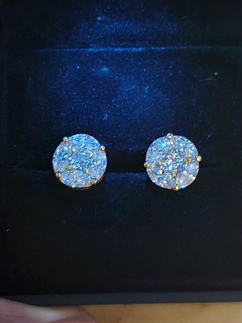 6ct face illusion earrings (3ctw lab-grown) (Category: Earrings) located in Quezon City. Submitted by jaygee (Listing ID 1357071804, Image 1). Description: Approx 6ct face illusion earrings Approx 12mm face 8 pcs Marquise cut .30ct 2 pcs Princess cut .30ct 3ctw lab-grown diamonds Set in 14k yellow gold.
