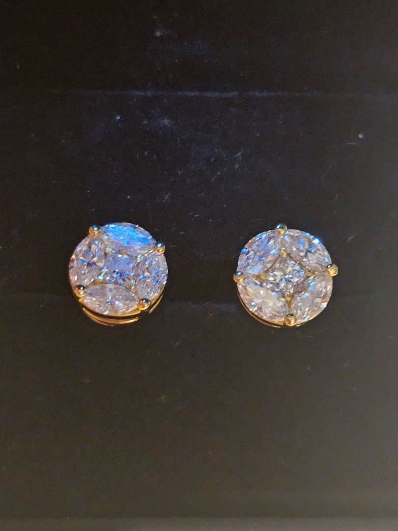 6ct face illusion earrings (3ctw lab-grown) (Category: Earrings) located in Quezon City. Submitted by jaygee (Listing ID 1357071804, Image 3). Description: Approx 6ct face illusion earrings Approx 12mm face 8 pcs Marquise cut .30ct 2 pcs Princess cut .30ct 3ctw lab-grown diamonds Set in 14k yellow gold.