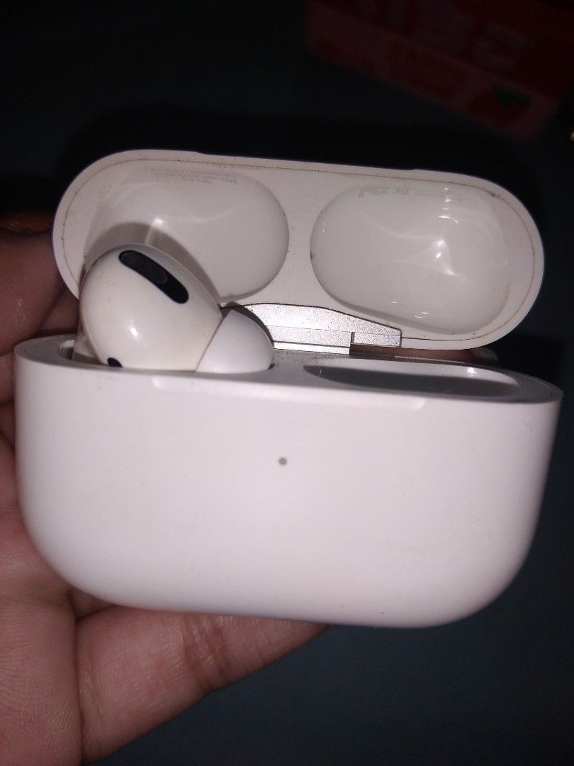 Apple Airpods Pro 1 with Magsafe Charging Case (Category: Earphones) located in Bacoor. Submitted by worldstarr (Listing ID 1357146501, Image 2). Description: No issues working completely fine even with the left airpod only Missing right airpod Authentic Coverage expired already.
