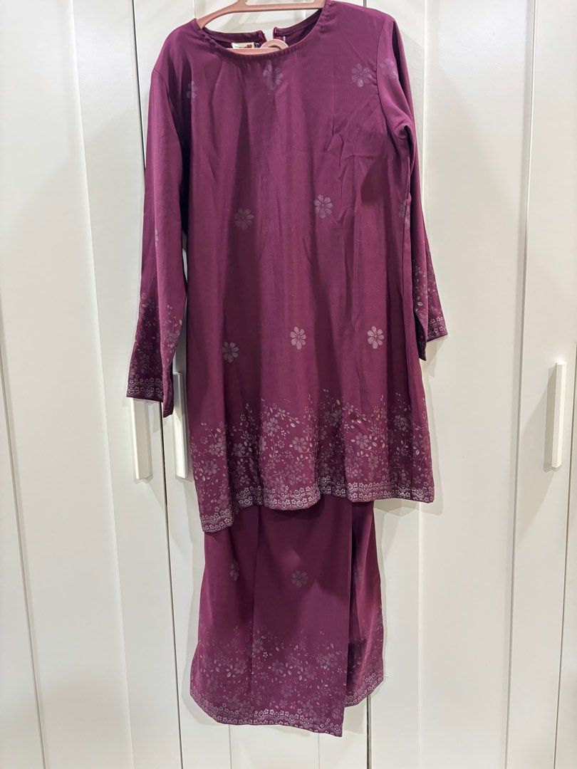 Baju Raya - Maroon (Category: Baju Kurung & sets) located in Klang. Submitted by ainsyaaafiqah (Listing ID 1357148564, Image 1). Description: Baju Raya - Maroon Size L Rm70 .