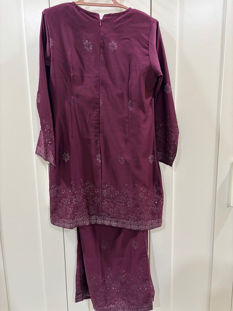 Baju Raya - Maroon (Category: Baju Kurung & sets) located in Klang. Submitted by ainsyaaafiqah (Listing ID 1357148564, Image 2). Description: Baju Raya - Maroon Size L Rm70 .
