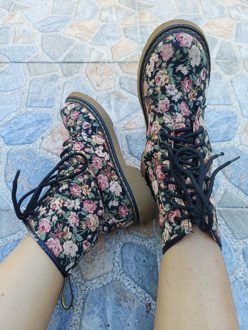 Black Floral Boots size36-37 (Category: Boots) located in Sariaya. Submitted by declutteringwithgru (Listing ID 1357084133, Image 1). Description: J&t.