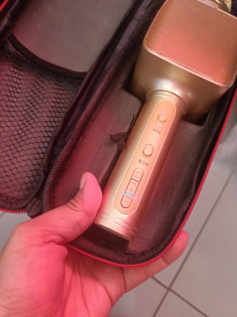 Bluetooth mic (Category: Microphones) located in Navotas City. Submitted by esgmrtt1013 (Listing ID 1357185551, Image 3). Description: Sound is good as new with case.