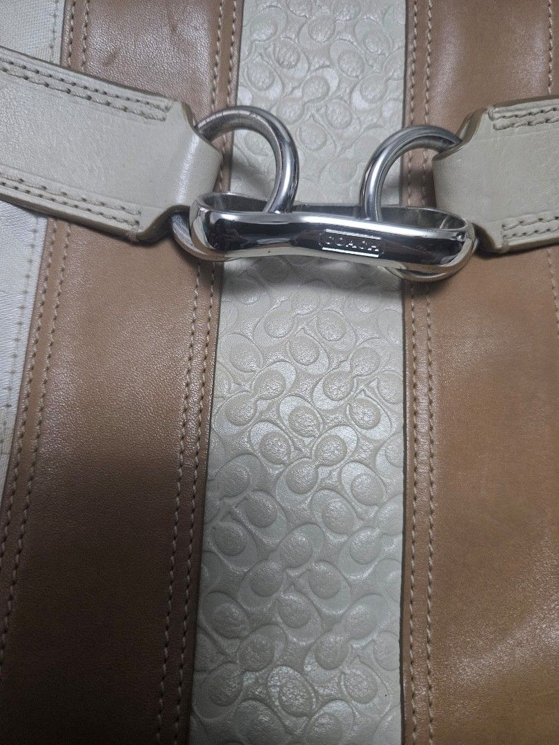 Coach bag (Category: Shoulder Bags) located in General Mariano Alvarez. Submitted by eiprilfa (Listing ID 1357154680, Image 2). Description: goods na goods. from US no issue. free shipping.
