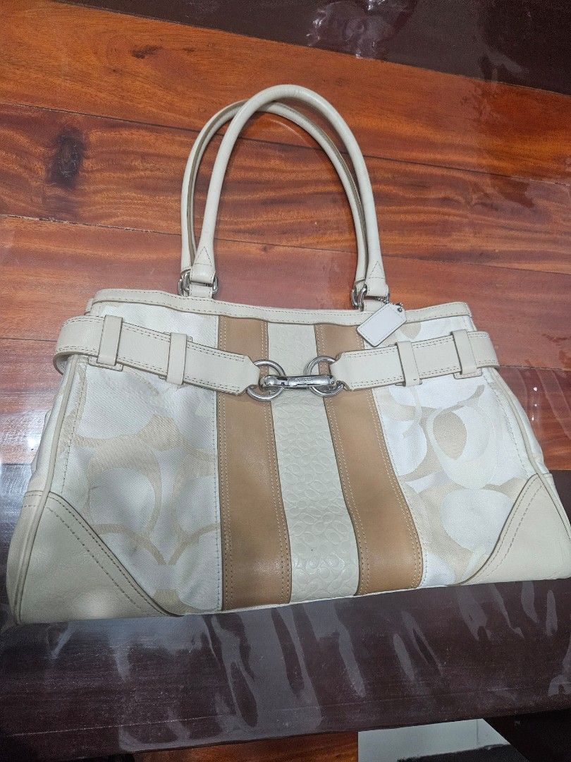 Coach bag (Category: Shoulder Bags) located in General Mariano Alvarez. Submitted by eiprilfa (Listing ID 1357154680, Image 1). Description: goods na goods. from US no issue. free shipping.