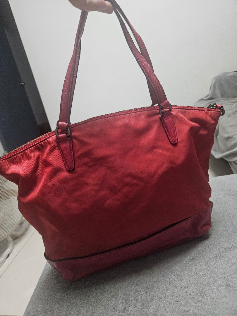 Coach bag (Category: Shoulder Bags) located in General Mariano Alvarez. Submitted by eiprilfa (Listing ID 1357155071, Image 2). Description: original. ang issue sa handle ang yung brand sa loob. pero goods na good pa. free shipping.