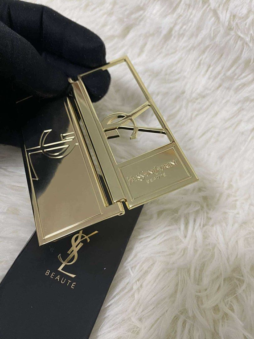 Compact Mirror (Category: Makeup) located in Pasig City. Submitted by thehouseofcrystals (Listing ID 1357156882, Image 3). Description: ‼️ALL-MUST-GO Batch‼️ 💯Authentic/Original GWP-VIP Beauté Selling stocks as is (if in doubt, please do not purchase) Kindly check detailed shots in the listing. We are clearing one warehouse for another business Selling low ~ usual SRP is 2-3 times our posted price Location: PASIG CITY Shipping via: J&T // Lalamo