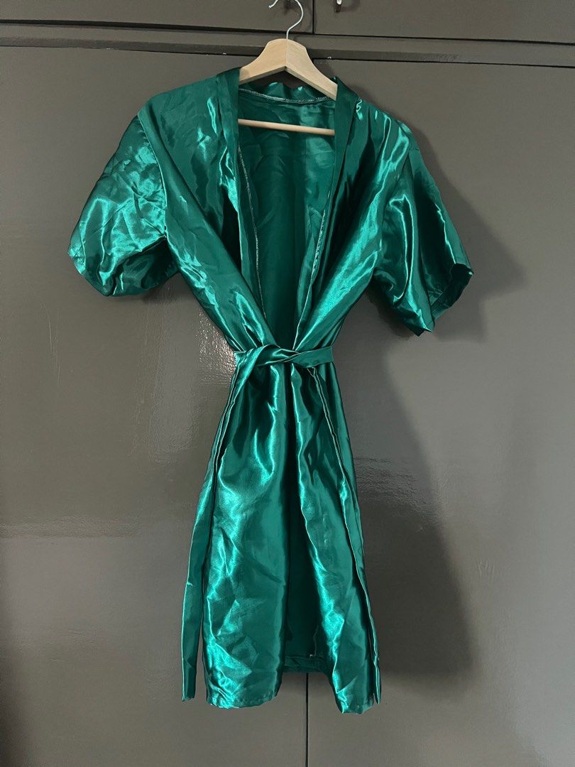 Emerald Green Bath Robe (Category: Undergarments & Loungewear) located in Las Pinas. Submitted by r3shop2020 (Listing ID 1357071947, Image 1). Description: Used only once during a wedding photoshoot Size: Can fit up to XL Color: Emerald Green Fabric: Synthetic Silk Nakatahi sa likod yung tali na pang wrap around.
