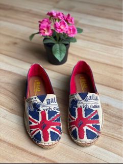 (Category: ) located in . Submitted by famous.closet (Listing ID 1357086274, Image 1). Description: .