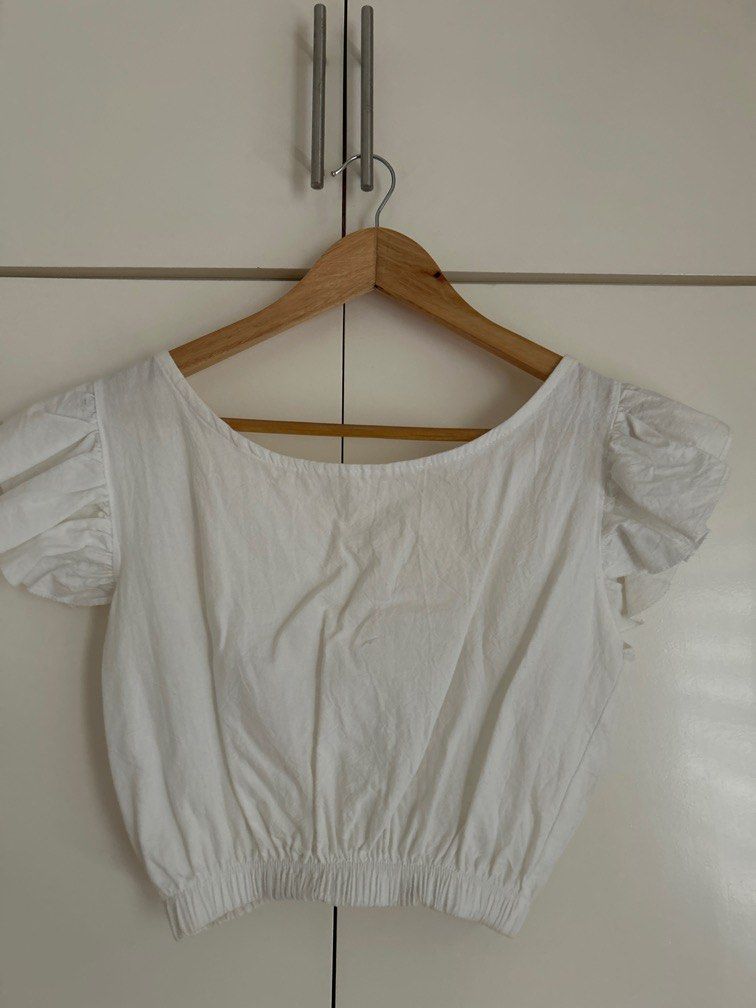 Linen top (Category: Blouses) located in Bulacan. Submitted by clncon (Listing ID 1357021542, Image 2). Description: Can fit small to medium frame Cropped top.