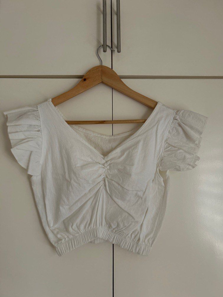 Linen top (Category: Blouses) located in Bulacan. Submitted by clncon (Listing ID 1357021542, Image 1). Description: Can fit small to medium frame Cropped top.