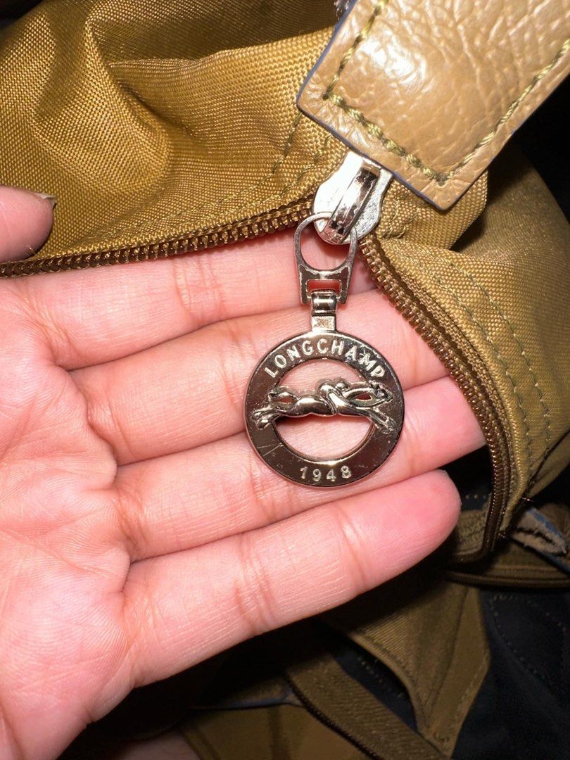 Longchamp Le Pliage shoulder bag (Category: Luxury Bags & Wallets) located in Makati City. Submitted by robitusssinpapi (Listing ID 1357095271, Image 2). Description: My stain as shown on the pic, washable Code: L1899619P41 Color: Khaki.