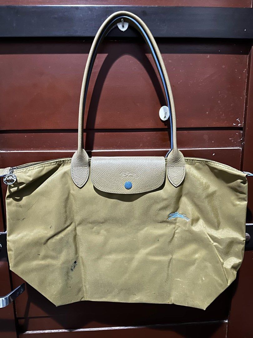 Longchamp Le Pliage shoulder bag (Category: Luxury Bags & Wallets) located in Makati City. Submitted by robitusssinpapi (Listing ID 1357095271, Image 1). Description: My stain as shown on the pic, washable Code: L1899619P41 Color: Khaki.