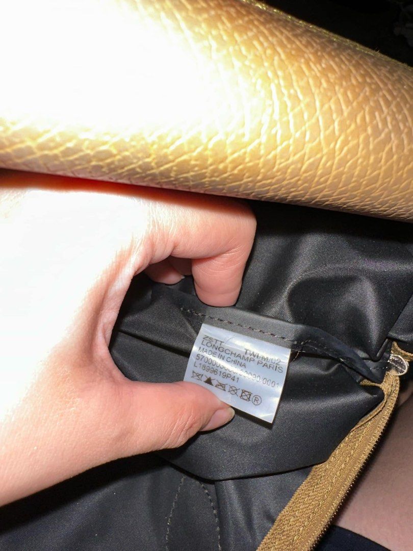 Longchamp Le Pliage shoulder bag (Category: Luxury Bags & Wallets) located in Makati City. Submitted by robitusssinpapi (Listing ID 1357095271, Image 3). Description: My stain as shown on the pic, washable Code: L1899619P41 Color: Khaki.