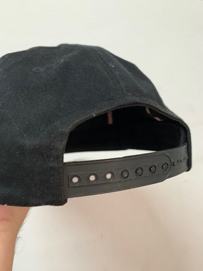 marvel snapback cap (Category: Caps & Hats) located in Manila. Submitted by reccario1603354 (Listing ID 1357034613, Image 3). Description: marvel snapback cap as is condition.