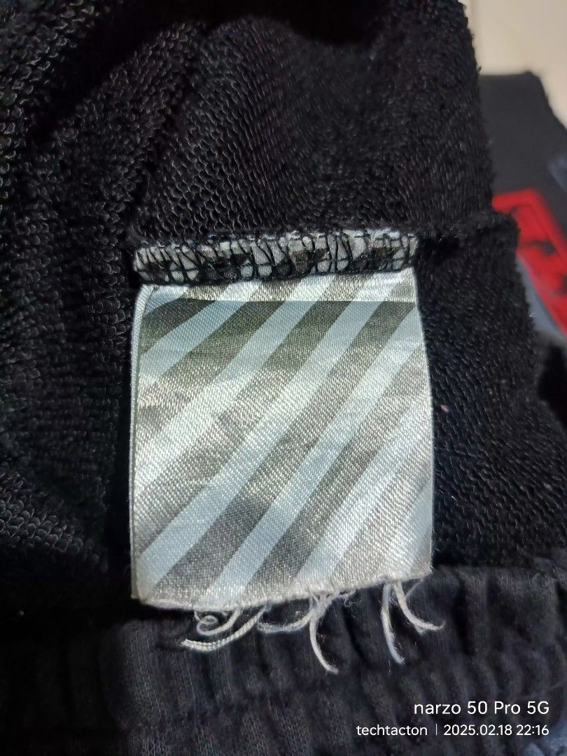 OFF-WHITE shark Aop (Category: Shorts) located in Santo Tomas. Submitted by pickers_corner (Listing ID 1356994170, Image 3). Description: OFF-WHITE shark Aop size M fit 30-32 Length 19 no holes no stain excellent.