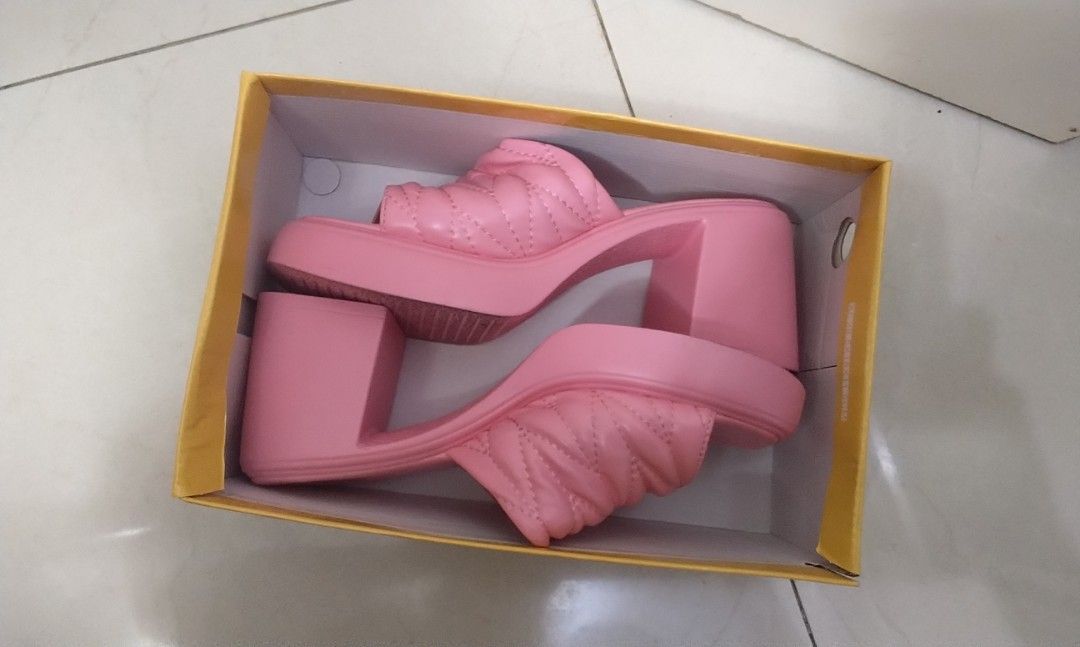 Pink chunky sandals size 38 (Category: Wedges) located in San Juan City. Submitted by solnbart (Listing ID 1357115167, Image 2). Description: .