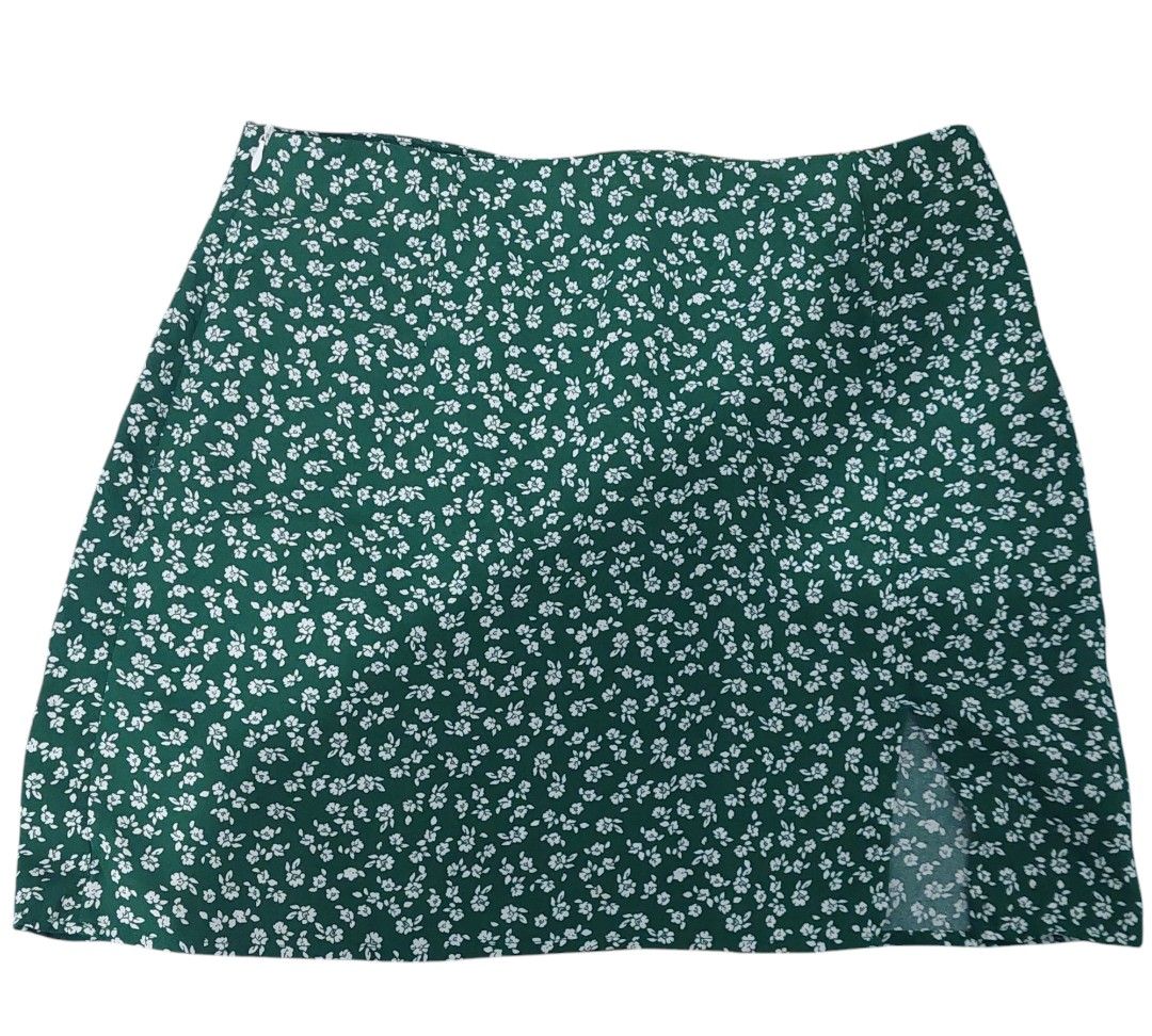 SHEIN Floral Split Hem Straight Skirt (Category: Skirts) located in Cavite. Submitted by clutterbug15 (Listing ID 1357122797, Image 3). Description: very cute in actual. Can fit L-XL. Php 150.00 each Available Color: - Red - Green.