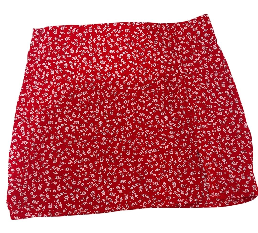 SHEIN Floral Split Hem Straight Skirt (Category: Skirts) located in Cavite. Submitted by clutterbug15 (Listing ID 1357122797, Image 2). Description: very cute in actual. Can fit L-XL. Php 150.00 each Available Color: - Red - Green.