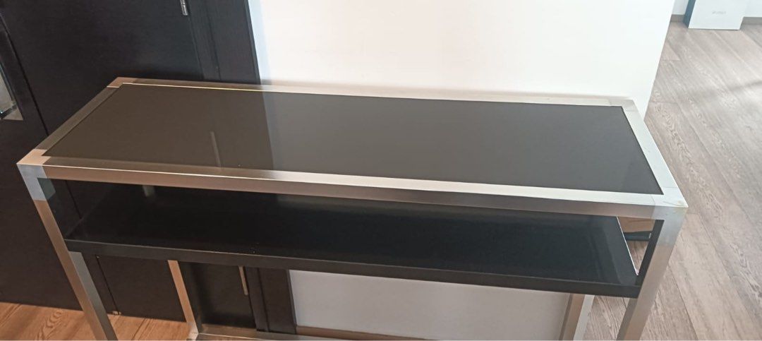 Side console （分類：櫃子、組合櫃及置物架）位於 Hong Kong。 由 rrmpang 提交（商品編號 1357117841，圖片 2）。簡介： Stylist side console for keys or misc items Best to put at door entrance. Dimensions: Width-35cm Length-110cm Hength-85cm 。