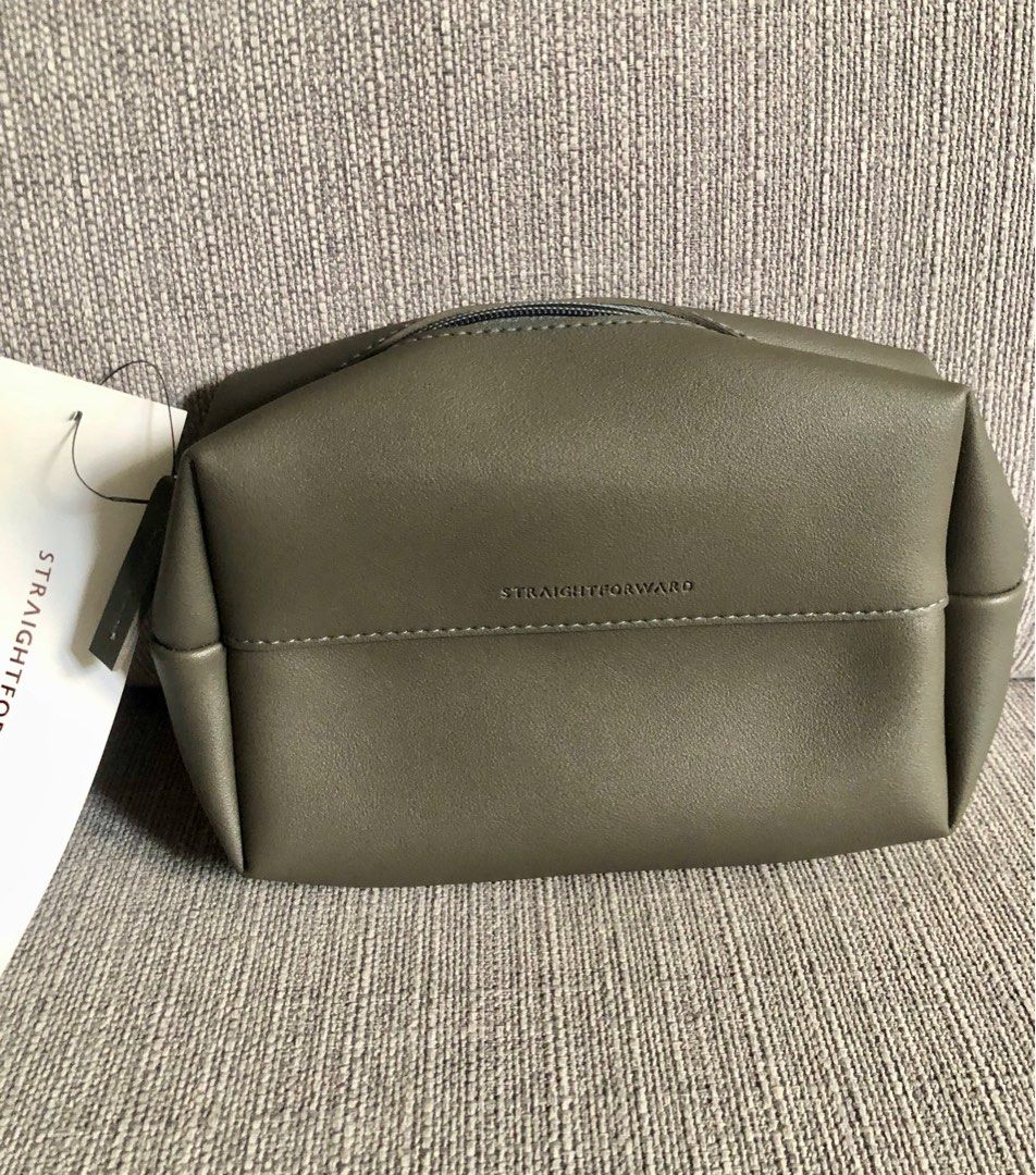 Straightforward Unisex Dark Gray Leather Pouch -BNWT (Category: Purses & Pouches) located in Manila. Submitted by dlorne (Listing ID 1356999810, Image 1). Description: Great for gifting..
