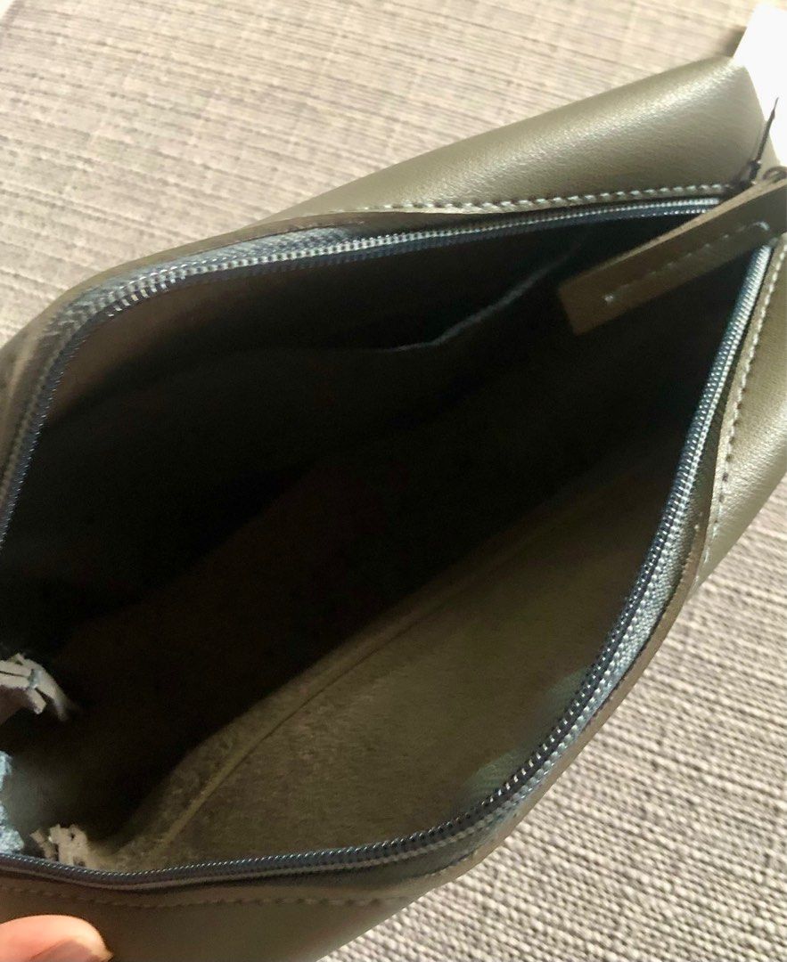 Straightforward Unisex Dark Gray Leather Pouch -BNWT (Category: Purses & Pouches) located in Manila. Submitted by dlorne (Listing ID 1356999810, Image 3). Description: Great for gifting..