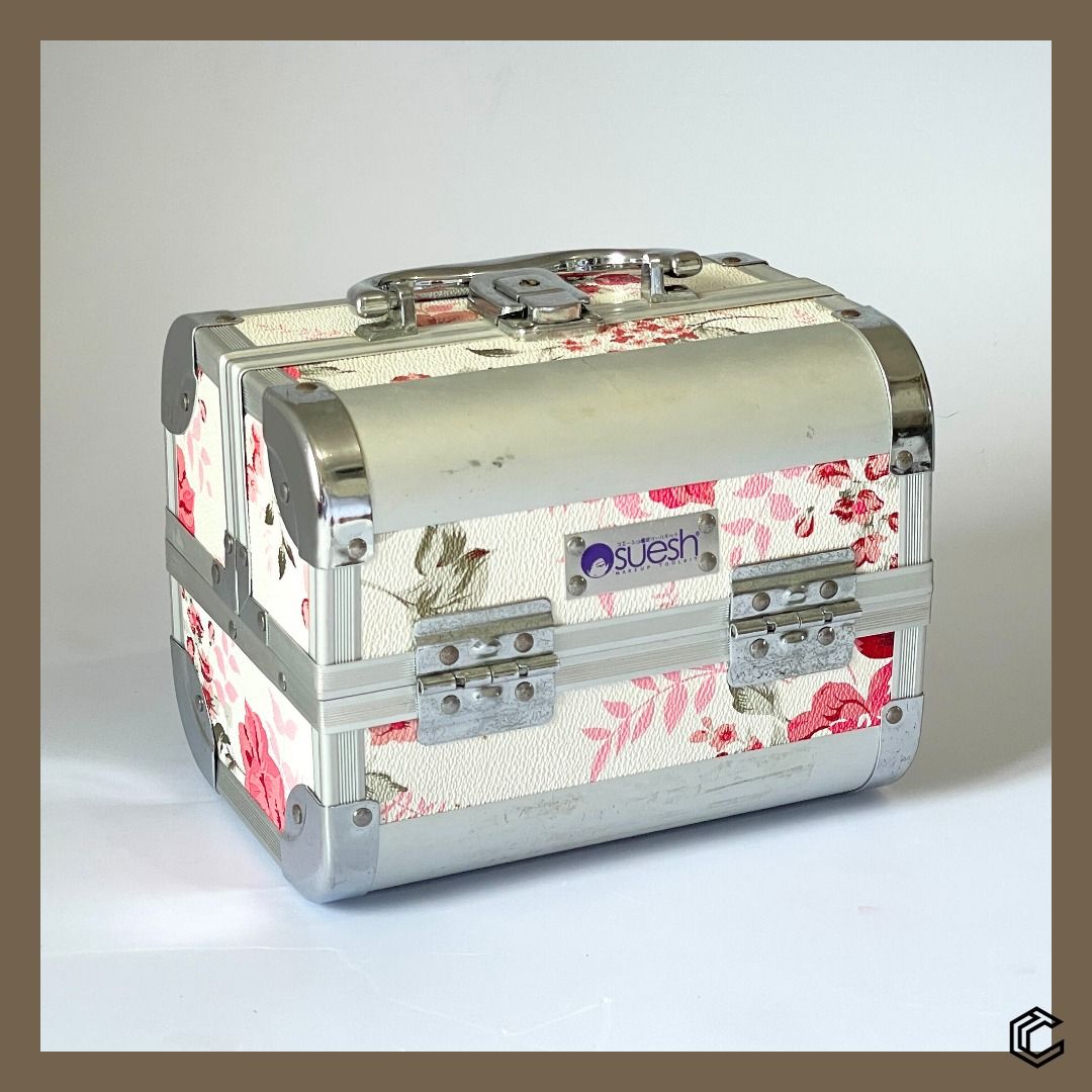 Suesh Floral Train Case – Multi-Layer Makeup & Storage Box (Category: Makeup) located in Bacoor. Submitted by box_of_randoms (Listing ID 1357120918, Image 1). Description: Specification: • Brand: Suesh • Type: Expandable Train Case • Color: White with floral pattern • Material: Sturdy aluminum frame with reinforced corners • Compartments: Multi-tiered, fold-out trays for better organization • Closure: Secure latch with handle for portability • Id