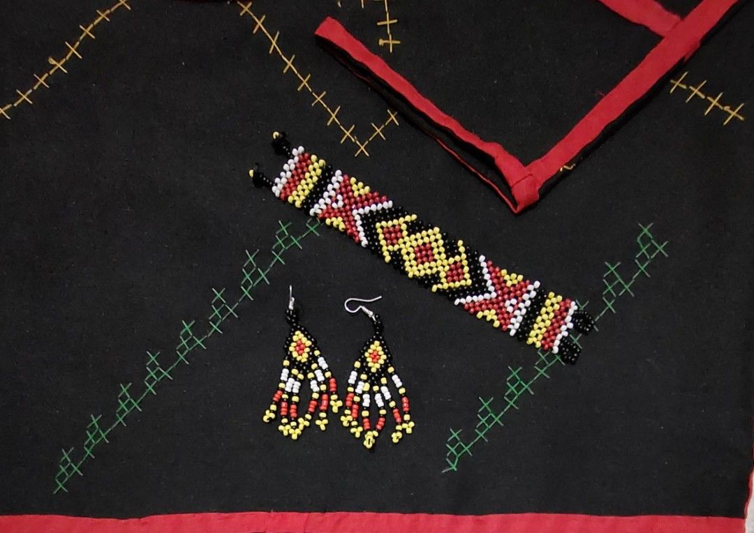 T'boli Costume For rent! (Category: Traditional & Ethnic wear) located in Candelaria. Submitted by marga_42 (Listing ID 1357132288, Image 2). Description: ⚜️T'boli Traditional costumes for woman CODE: TW2180 ✅3 stocks ‼️FOR RENT ONLY‼️ SIZE: S-M Adult Fits Teen-Adult Inclusions: Headress Top Necklace Bracelet Earrings MALONG ✅ First to pay basis❗ ✅We accept early reservation ❗ 📌Rent fee _500php plus security deposit __500php ✅RENTAL FEE plus SEC