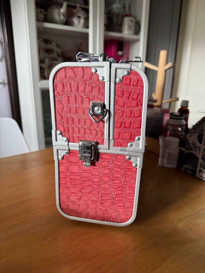 Travel make up kit pink (Category: Makeup) located in Manila. Submitted by camshomecollections888 (Listing ID 1357002257, Image 3). Description: Super nice in actual Just needs cleaning Complete with strap Triple lock with numeric lock H- 29 cm W- 26cm .