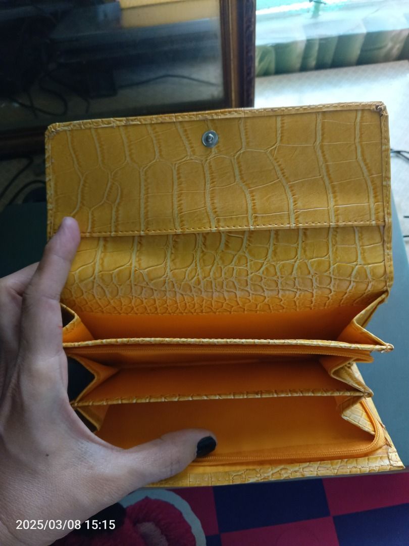 Valentino (Category: Luxury Bags & Wallets) located in Trece Martires City. Submitted by sulit_buys (Listing ID 1357059550, Image 3). Description: Minor flaws if any.