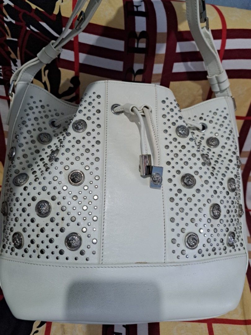 Versus gianni versace (Category: Luxury Bags & Wallets) located in Batangas. Submitted by venus232nd (Listing ID 1357106220, Image 1). Description: genuine leather.