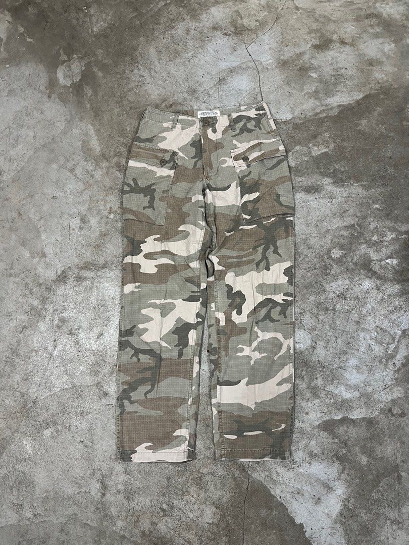 Vintage Avirex Monkey Cargo Camou Pants (Category: Trousers) located in Naga. Submitted by nowhere_archive_shop (Listing ID 1357152831, Image 2). Description: Vintage Avirex Monkey Cargo Camou Pants 30 Waist 40.5 Length 8.5 Leg Opening Excellent Condition DM.