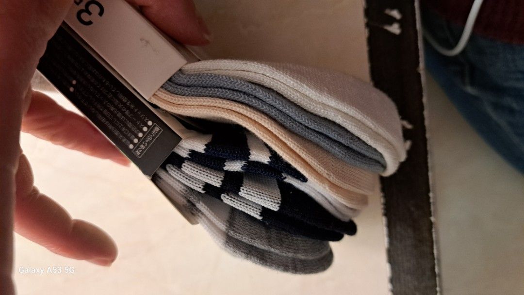 Women socks grey white black stripes creme （分類：襪褲襪）位於 Hong Kong。 由 sellswapdonate 提交（商品編號 1357142837，圖片 2）。簡介： 。