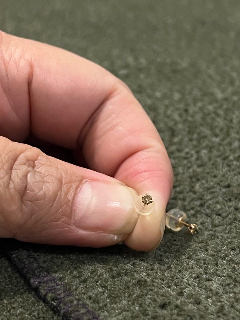 18 k natural diamond .10 carat (Category: Earrings) located in Pasay City. Submitted by o_shoppe (Listing ID 1357364043, Image 1). Description: 18k gold Around .10 carat good for 2nd piercing or for newborn baby .