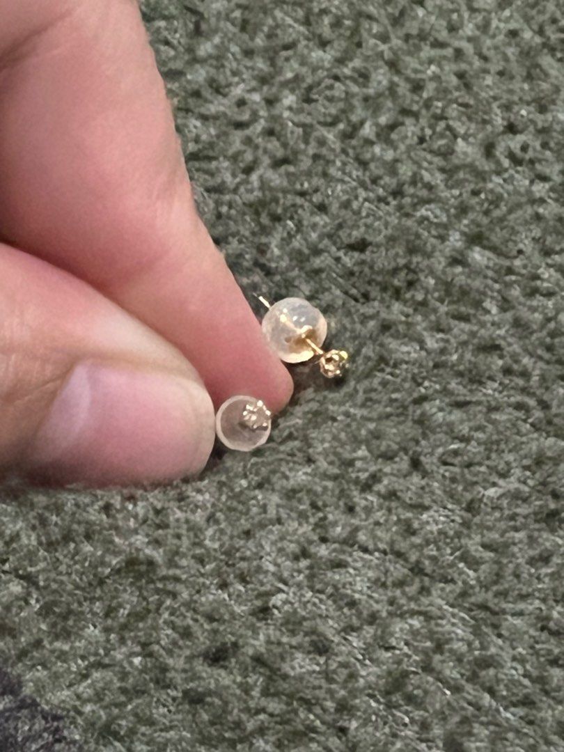 18 k natural diamond .10 carat (Category: Earrings) located in Pasay City. Submitted by o_shoppe (Listing ID 1357364043, Image 2). Description: 18k gold Around .10 carat good for 2nd piercing or for newborn baby .