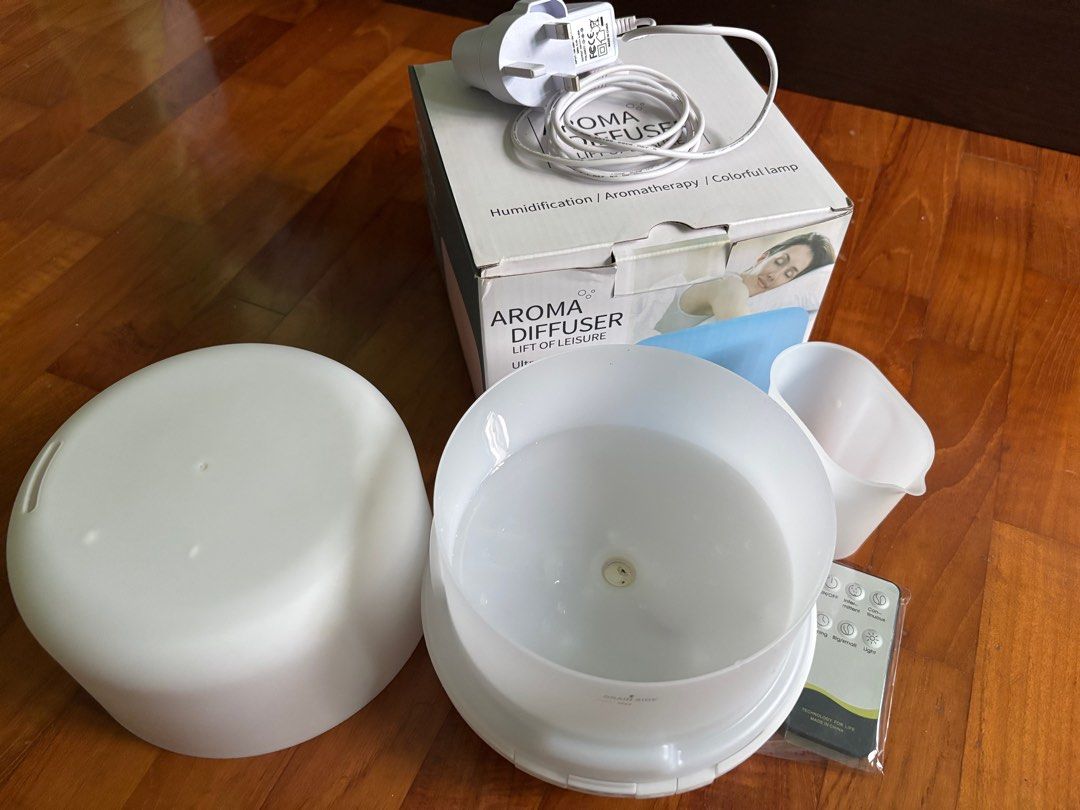 Aroma Diffuser (Category: Home Fragrance) located in Singapore. Submitted by elmo3 (Listing ID 1357300973, Image 1). Description: .