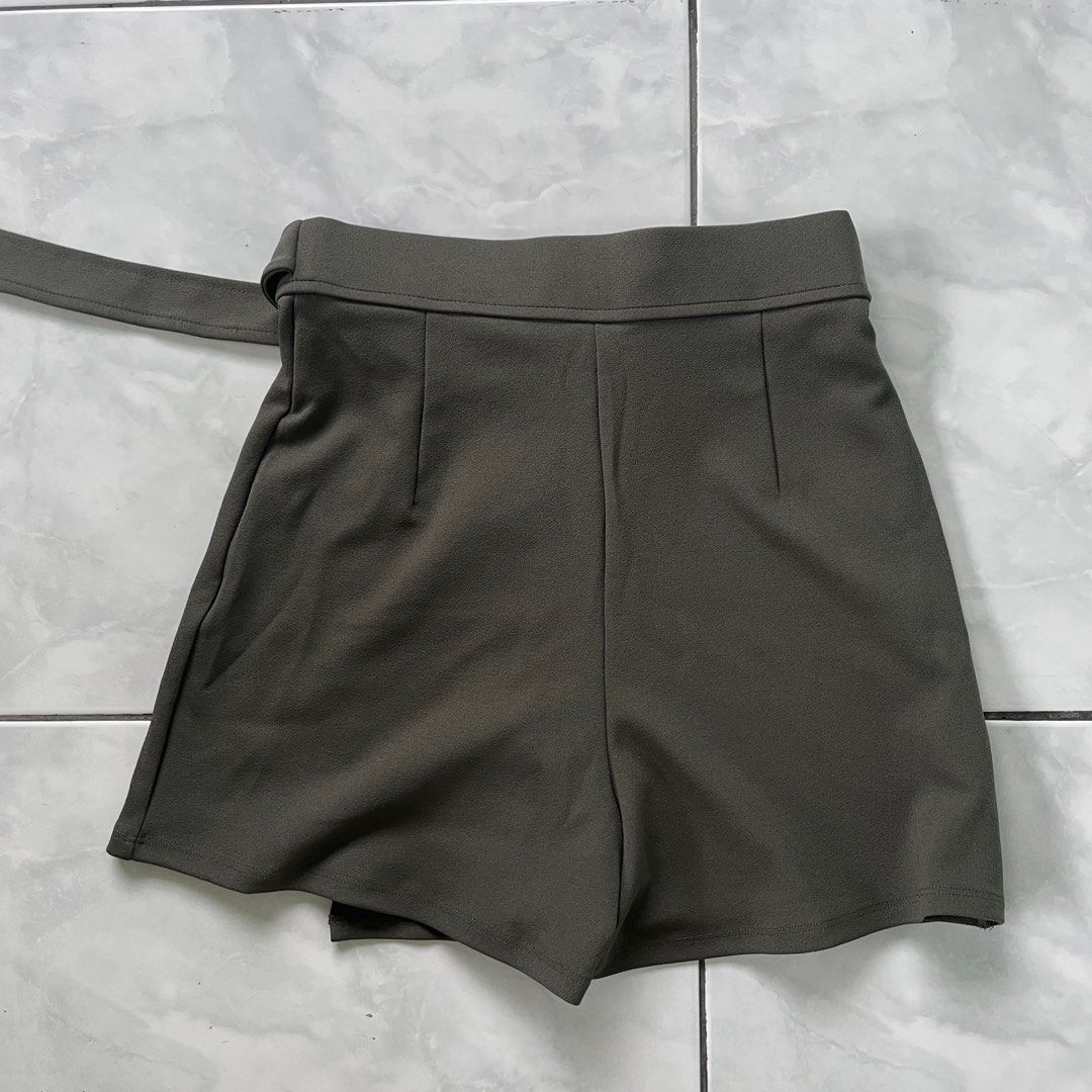 BNWT H&M Wrap Skort Dark Khaki Green (Category: Skirts) located in Orion. Submitted by alyssamint (Listing ID 1357279740, Image 3). Description: H&M Wrap Skort Color Dark Khaki Green Size XS Brand New with Tag.