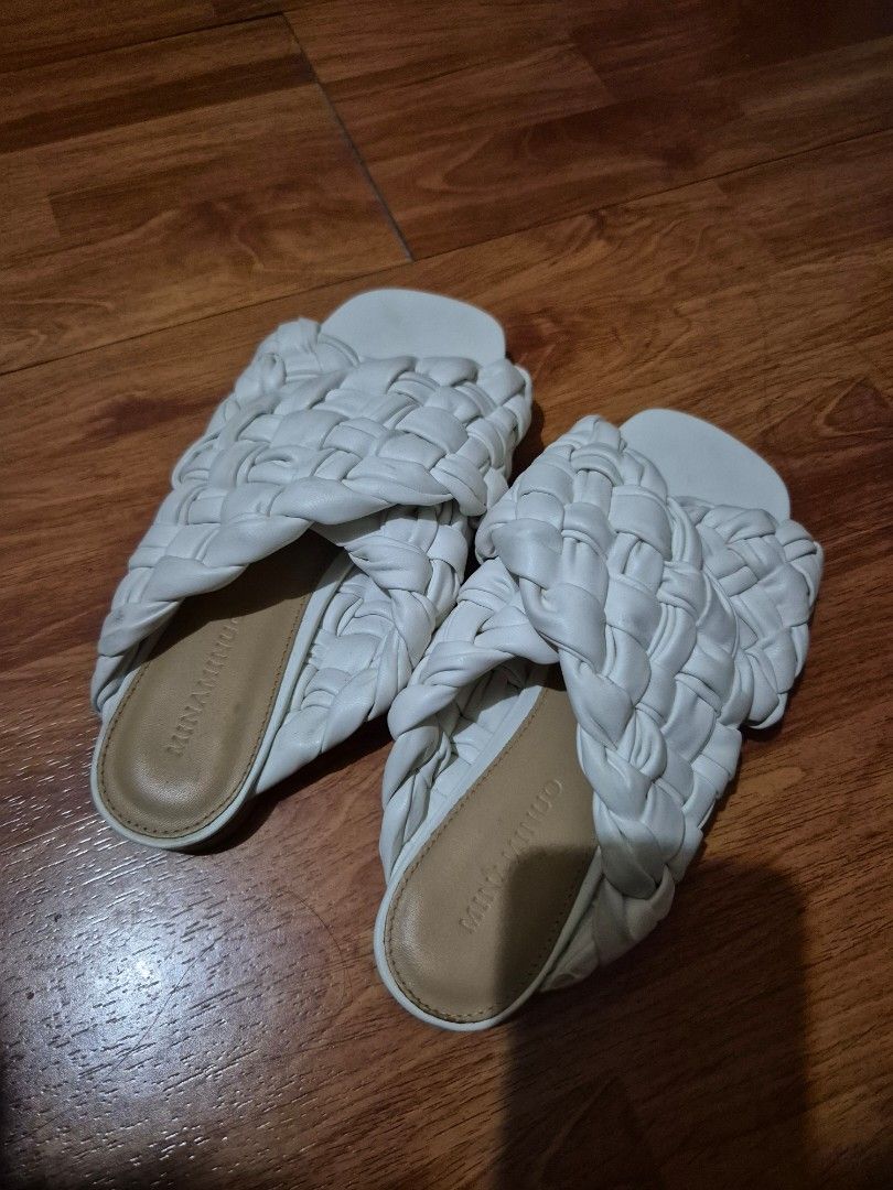 Braided puff flats Bottega Alt US 6 (Category: Flats & Sandals) located in Pasig City. Submitted by 53888 (Listing ID 1357362137, Image 2). Description: Bottega Venetta alternative size US 6 or 23cm.