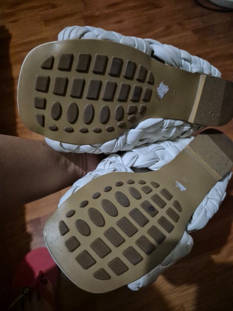 Braided puff flats Bottega Alt US 6 (Category: Flats & Sandals) located in Pasig City. Submitted by 53888 (Listing ID 1357362137, Image 3). Description: Bottega Venetta alternative size US 6 or 23cm.