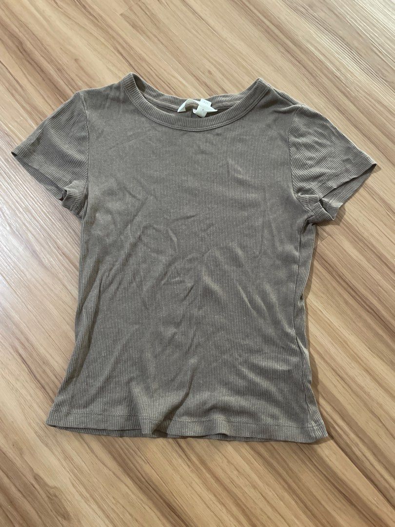 brown basic tee (Category: Shirts) located in Singapore. Submitted by clyt9 (Listing ID 1357233843, Image 1). Description: only worn once and still in perfect condition! realised the colour of the top doesn’t really compliment my skin well hence selling it! 🌸 open to negotiations 🌸 open to trades 🌸 any inquiries do feel free to leave me a message (i don’t bite haha).
