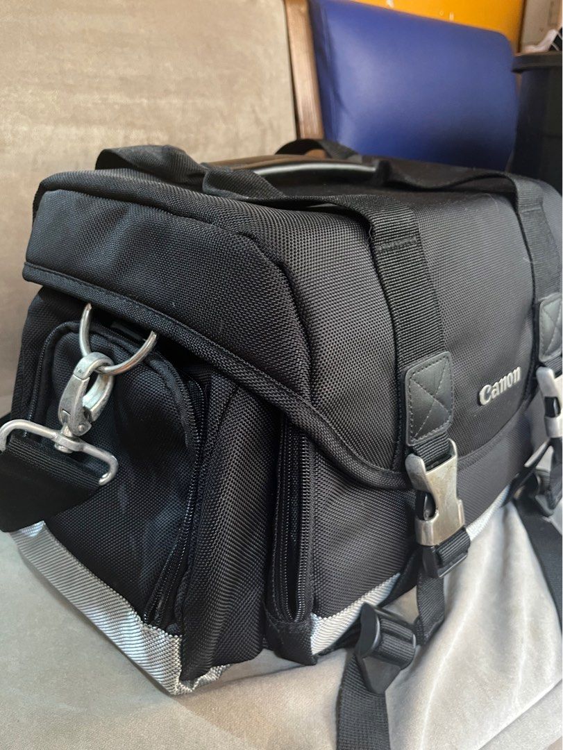 Canon 200DG Camera Bag (Category: Camera Bags & Carriers) located in Makati City. Submitted by naeborednaeboring (Listing ID 1357245007, Image 2). Description: Canon 200DG Digital Gadget Bag PHP 3000 -can carry up to two DSLR cameras, 2-4 lenses/flash -also has a lot of compartments,pouches to keep other camera accessories -kasya lahat ng gears if ur collecting filmmaking and photography gears -CAN MEETUP IN BGC, Market Market RFS: only used it d