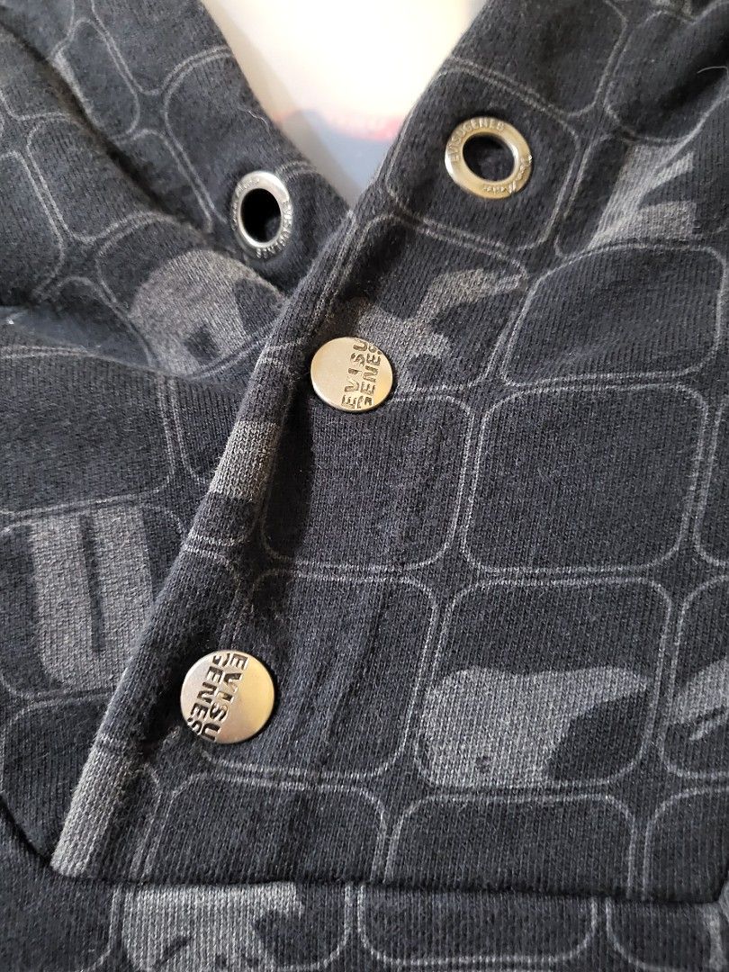 Evisu Jacket (Category: Coats, Jackets and Outerwear) located in Baguio. Submitted by smolcy (Listing ID 1357294852, Image 3). Description: Evisu Genes Jacket Medium to Semi Large Issue is walang tali hood lagyan niyo nalang.
