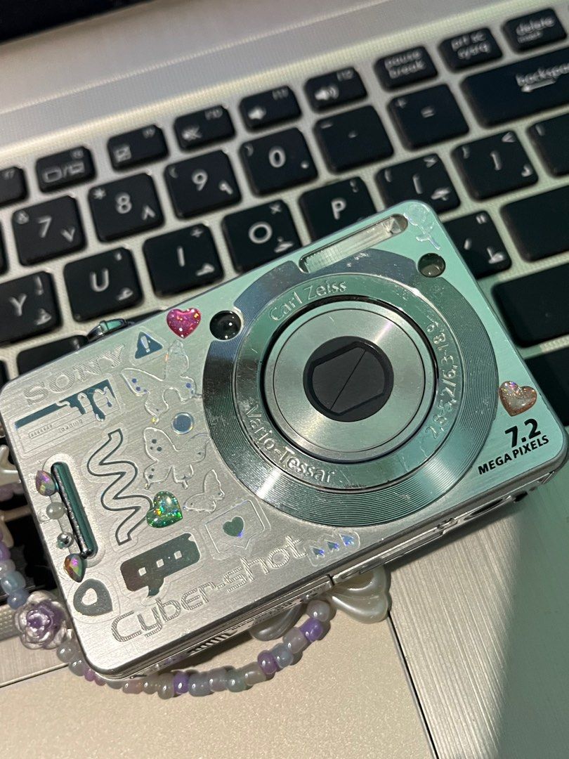 FOR SALE (Category: Cameras) located in Santa Ana. Submitted by xaein (Listing ID 1357197697, Image 1). Description: 🌸SONY DSC-W55🌸 -cosmetics: 8/10 -7.2 mp -fully functional (can take vids & pics) Issue: blurry lens, scratches on screen inclusions: unit, battery, charger, with strap and already have stickers. -Selling for 2k still negotiable- LOCATION: PAMPANGA Shipping via LBC (idk the shipping fee) Meet up: SM Pampanga or Jollibee Sta. Ana P
